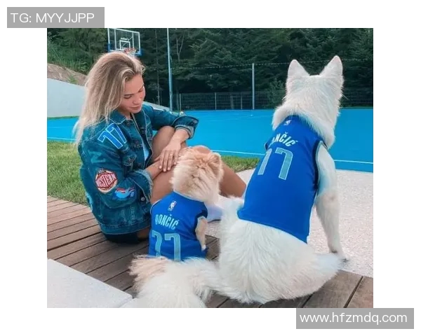 东契奇与足球明星亲密合影展现跨界友谊与运动精神