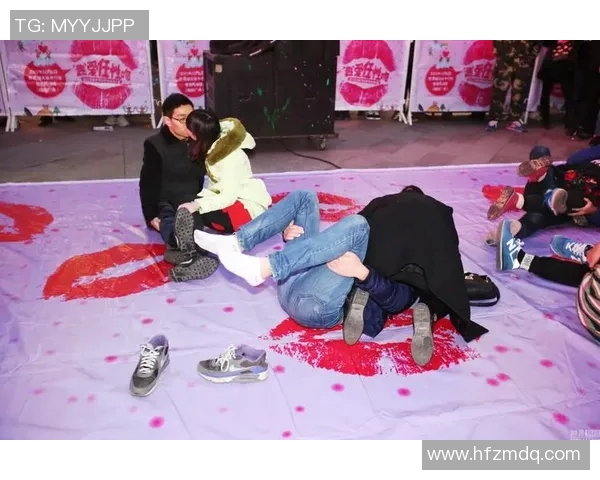 假扮足球明星与路人亲密接吻引发围观瞬间的趣味故事